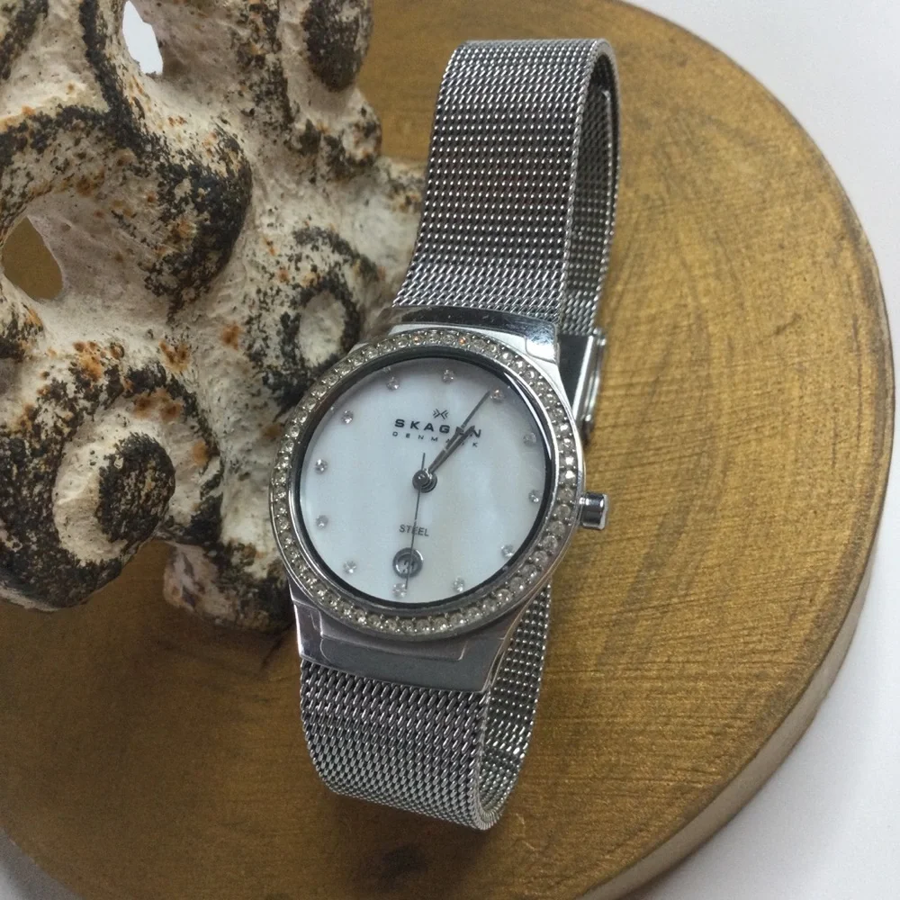 SKAGEN WOMENS GLITZ MOTHER OF PEARL DIAL WATCH EUC